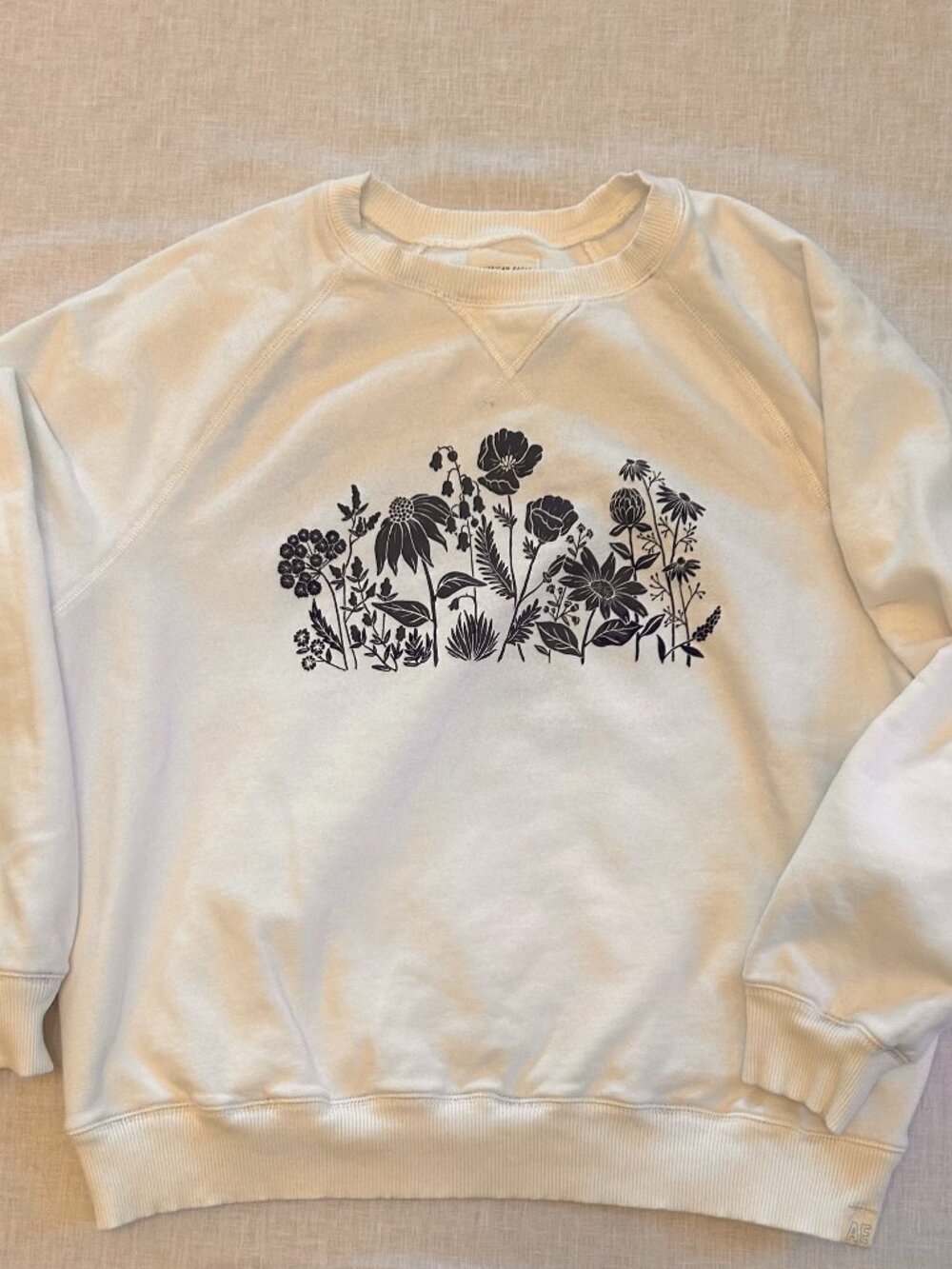 American Eagle sweatshirt, XL, white with textured blue wildflower print